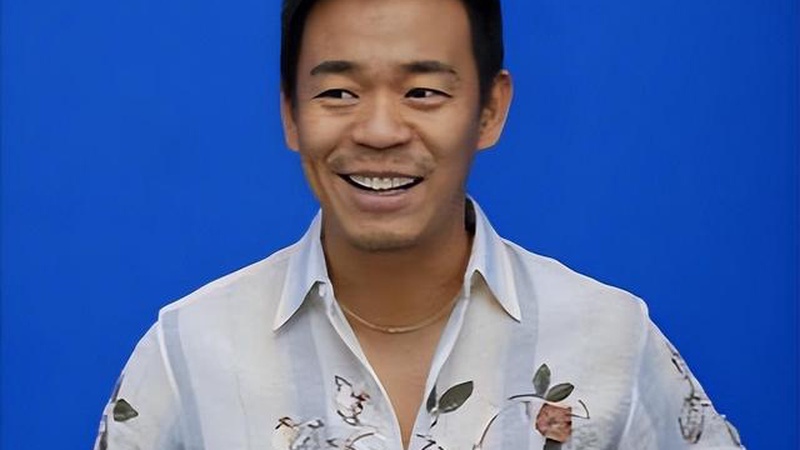 孙浩机场隔空大喊“小白鞋”王丽坤秒懂梗源笑出表情包